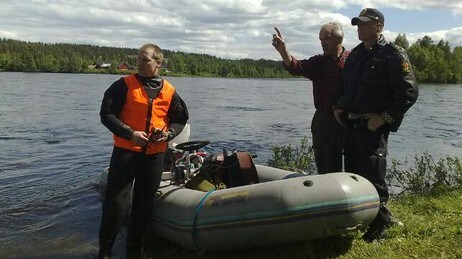Letemannskaper søker nå etter mannen som falt over bord da han fisket i Glomma. Foto: Kurt Sivertsen/NRK