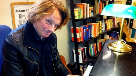 Jan Eggum skal skrive din låt i Postkort 2012 (Foto: Line Forsmo/NRK)