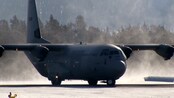 Hercules-flyet Nanna som deltok på Cold Response-øvelsen sammen med flyet Siv (Foto: Dan H. Klausen/NRK)