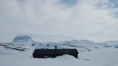 Torehytten ligger vest på Hardangervidda og har vakker utsikt mot Hårteigen