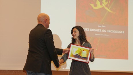 Jon Ewo mottar pris av Hadia Tajik (Foto: Hilde Bruvik/NRK) Jon Ewo mottar pris av Hadia Tajik (Foto: Hilde Bruvik/NRK)