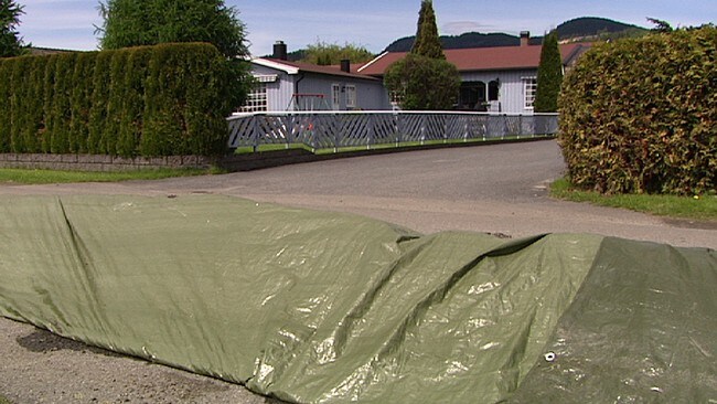 Hus bak flomvoll (Foto: Tordis Gauteplass/NRK) Hus bak flomvoll (Foto: Tordis Gauteplass/NRK)