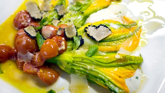 Fiori di zucchine ripieni (Foto: Per Anders Rudelius/SVT) Fiori di zucchine ripieni (Foto: Per Anders Rudelius/SVT)