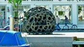 Verdens beste design - Design som forandrer våre liv er utgangspunktet for en utstilling som skal stå midt i Risør sentrum. Der kan du se vinnerne av verdens største designkonkurranse.