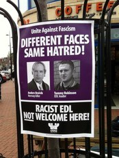Plakat med Breivik og Robinson i Luton (Foto: Gry Blekastad Almås/NRK) Plakat med Breivik og Robinson i Luton (Foto: Gry Blekastad Almås/NRK)