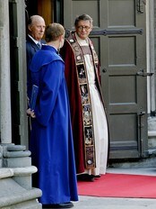 Kong Harald kommer ut sammen med biskop Finn Wagle etter jubileumsgudstjenesten i Nidarosdomen. (Foto: Stian Lysberg Solum/Scanpix) Kong Harald kommer ut sammen med biskop Finn Wagle etter jubileumsgudstjenesten i Nidarosdomen. (Foto: Stian Lysberg Solum/Scanpix)