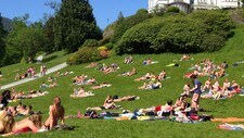 Sommer på Gamlehaugen i Bergen (Foto: Kamilla Pedersen/NRK) Sommer på Gamlehaugen i Bergen (Foto: Kamilla Pedersen/NRK)