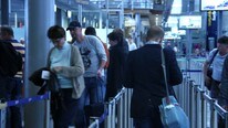 Sikkerhetssjekk ved Gardermoen (Foto: Jonas Sætre/NRK)