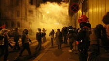 Politiet brukte tåregass mot demonstranter ved Stortinget (Foto: Åserud, Lise/SCANPIX) Politiet brukte tåregass mot demonstranter ved Stortinget (Foto: Åserud, Lise/SCANPIX)
