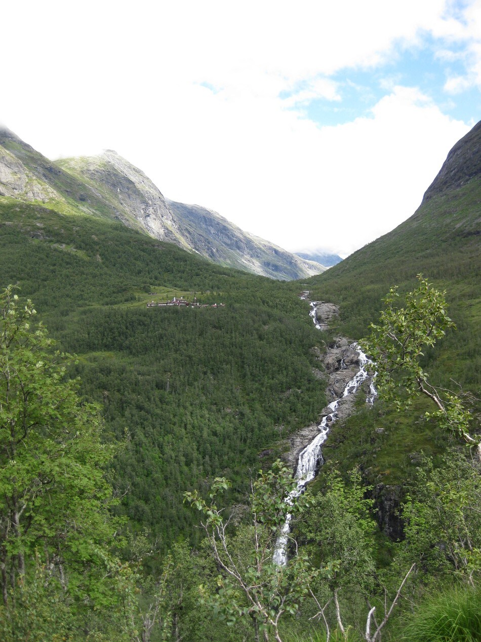 Skogadalsbøen sett fra stien mot Vormeli på vestsiden av Utladalen. På høyreside sees Skogadøla.