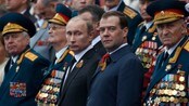 Vladimir Putin og Dmitri Medvedev under militærparaden 9. mai  (Foto: Alexander Zemlianichenko/Ap)