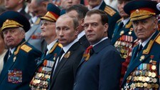 Vladimir Putin og Dmitri Medvedev under militærparaden 9. mai (Foto: Alexander Zemlianichenko/Ap) Vladimir Putin og Dmitri Medvedev under militærparaden 9. mai (Foto: Alexander Zemlianichenko/Ap)