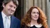 Rebekah Brooks og ektemannen Charlie (Foto: LEON NEAL/Afp) Rebekah Brooks og ektemannen Charlie (Foto: LEON NEAL/Afp)