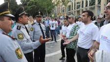Demonstrasjon i Baku (Foto: VANO SHLAMOV/Afp)