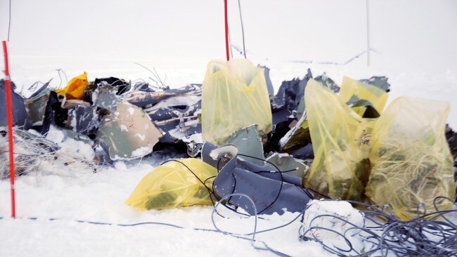 Flydeler i snøen ved havariplassen på Kebnekaise (Foto: Svensk politi/NTB/Scanpix) Flydeler i snøen ved havariplassen på Kebnekaise (Foto: Svensk politi/NTB/Scanpix)