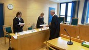 Påstand om ett års fengsel for mishandling - Statsadvokat Ingvild Thorn Nordheim har lagt ned på stand om fengsel i ett år for en 39 år gammel kvinne fra Ålesund.  Seks måneder av straffen bør være betinget, mener statsadvokaten.Kvinna er tiltalt for omfattende vold mot den fem år gamle sønnen til sin tidligere ektemann.