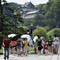 HETESLAG: Paraplyen er god å ha som solskjerm i Tokyo. Japan har vært knallvarm de siste månedene.