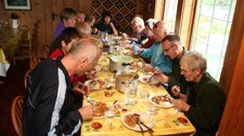Spiser på hytta (Foto: Den Norske Turistforening) Spiser på hytta (Foto: Den Norske Turistforening)