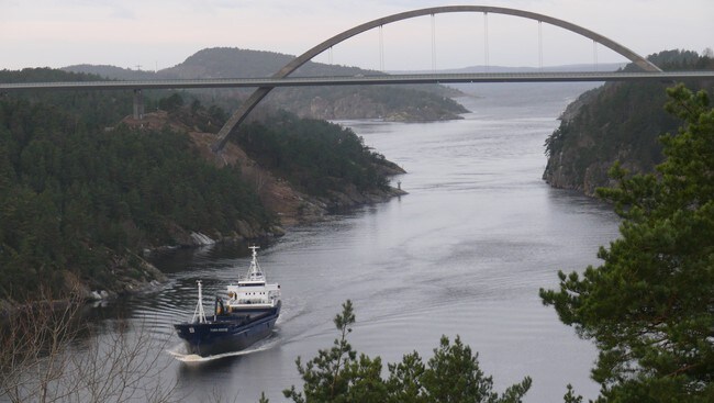Skip i Ringdalsfjorden ved Svinesund (Foto: Rainer Prang/NRK) Skip i Ringdalsfjorden ved Svinesund (Foto: Rainer Prang/NRK)