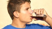 a male teenager is drinking a glass coke (Foto: Joerg Beuge) a male teenager is drinking a glass coke (Foto: Joerg Beuge)