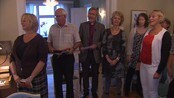 Salmesang hjemme hos Erling Pettersen - Stavangerbiskop Erling Pettersen håper han har startet en liten folkebevegelse for salmesang. 

Han frykter at salmene blir glemt, og mener Kirken må ta ansvar nå som skolen ikke gjør det, og i går kveld var det avspark - hjemme i stua i bispeboligen i Stavanger.