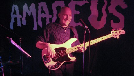 Bassist Royer Larsen på konserten på Leknes 17. januar. Bassist Royer Larsen på konserten på Leknes 17. januar.
