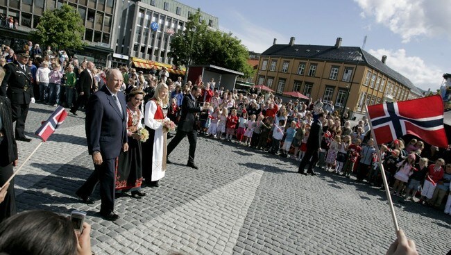 Kongefamilien gikk fra Stiftsgården til Nidarosdomen (Foto: Stian Lysberg Solum/Scanpix) Kongefamilien gikk fra Stiftsgården til Nidarosdomen (Foto: Stian Lysberg Solum/Scanpix)