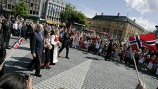 Kongefamilien gikk fra Stiftsgården til Nidarosdomen (Foto: Stian Lysberg Solum/Scanpix)