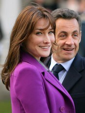 Frankrikes president Nicolas Sarkozy og hans kone Carla Bruni-Sarkozy  (Foto: CARL DE SOUZA/AFP)