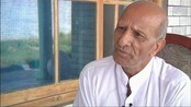Norsk pensjonist i Pakistan - Etter et langt liv i Norge, blant annet som kommunepolitiker for Arbeiderpartiet, flyttet Aslam Ahsan (f.1942) tilbake til hjembygda i Pakistan, en halv times kjøring fra byen Kharyan. I landsbyen hvor han vokste opp, lever han som pensjonist sammen med familien sin.

Bøndene der er fattige og arbeidsløsheten stor, men fordi Ahsan har arbeidet og tjent penger i Norge, har han råd til et stort og fint hus i Pakistan.

Denne reportasjen ble laget rett før et parlamentsvalg i Pakistan. Ahsan bekymrer seg over politisk uro og mange voldsepisoder i i byene før valget. Den ekstreme muslimske bevegelsen Taliban var motstandere av demokratisk valg i Pakistan.

Trass i dette deltok over 60 % av den pakistanske befolkningen i valget 11. mai 2013, som endte med seier for det konservative partiet til tidligere statsminister Nawaz Sharif, 
Den pakistanske muslimske ligaen Nawaz (PMLN).