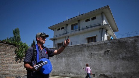 Reporter utenfor bin Ladens hus (Foto: AKHTAR SOOMRO/Reuters) Reporter utenfor bin Ladens hus (Foto: AKHTAR SOOMRO/Reuters)