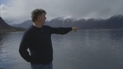 Forlist båt skaper problemer - Sidan orkanen 1. juledag i 2011 har ein russisk trålar ligge på 30 meters djupn i Hundeidvik. Ingenting tyder på at den vert fjerna. Det gjer ordføraren sint.
