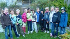 Elever fra Smørås skole sjekker regn den 23.09.2008 (Foto: Elisabeth Haugen)