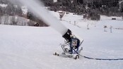 Snøkanonene går på Hafslo - På Sogn skisenter har dei starta snøproduksjonen.