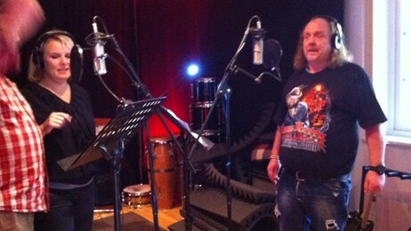 Anne Nørdsti og Olle Jönsson i studio 'Tiden Leger Sår'. (Foto: www.lsbooking.no)