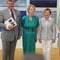 Dronning Sonja sammen med forlegger Ole Rikard Høisæther, prosjektleder Karin Hellandsjø (til venstre) og direktør Tone Hansen under pressevisningen av utstillingen.