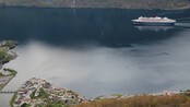 Cruisesskipet Queen Mary 2 passerer Aurlandsvangen på veg til Flåm