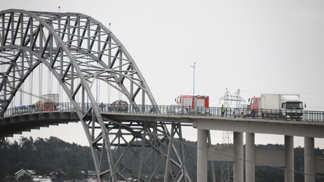 Veltet henger på Karmsund bru (Foto: Kristian Eidesvik)