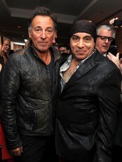 Bruce Springsteen og Little Steven på Lilyhammer-premiere. (Foto: Jason Kempin/Afp) Bruce Springsteen og Little Steven på Lilyhammer-premiere. (Foto: Jason Kempin/Afp)
