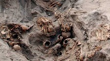 Skeletons and offerings in the tomb (Foto: Universite Libre de Bruxelles, Belgium)