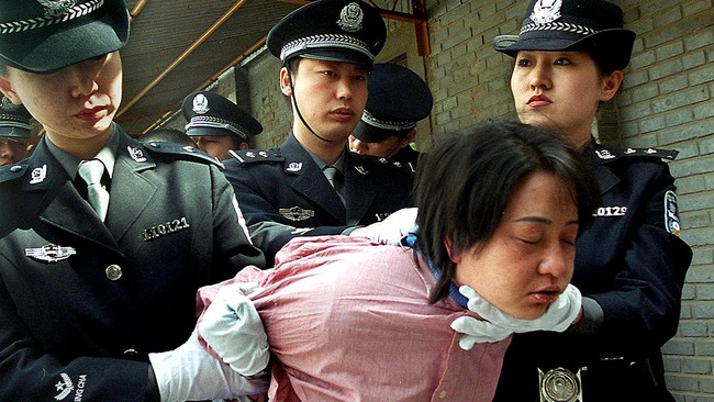 Kvinne føres bort for henrettelse (Foto: -/AFP)