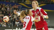 Tonje Larsen scorer i EM-finalen (Foto: Kallestad, Gorm/SCANPIX)