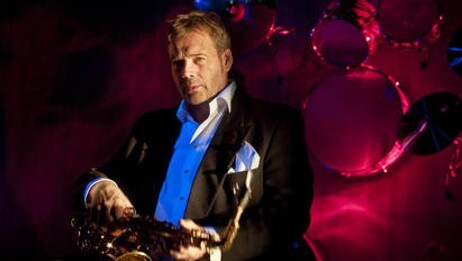 Ketil Høegh i Hålogaland Teaters oppsetning av 'Chet Baker spiller ikke her'. (Foto: Ola Røe) Ketil Høegh i Hålogaland Teaters oppsetning av 'Chet Baker spiller ikke her'. (Foto: Ola Røe)
