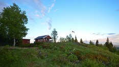 Hytta ligger idyllisk plassert på toppen av Flotsberget