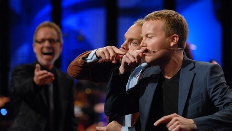 Jon Niklas Rønning og Anders Bye spiller på slurva. (Foto: Erik Dyrhaug/NRK) Jon Niklas Rønning og Anders Bye spiller på slurva. (Foto: Erik Dyrhaug/NRK)