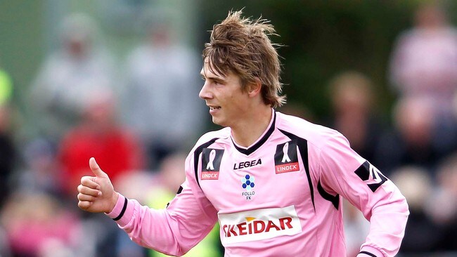 Benjamin Dahl Hagen gir publikum tommelen etter målet (Foto: Kallestad, Gorm/Scanpix) Benjamin Dahl Hagen gir publikum tommelen etter målet (Foto: Kallestad, Gorm/Scanpix)