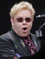 Elton John under ein konsert i Tyskland i 2008. (Foto: Volker Wiciok/AP)