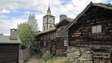 Trehusbebyggelsen med den spesielle kirken er godt kjent, men hva med det som ligegr under bakken?  (Foto: Øyvind Arntsen/NRK)
