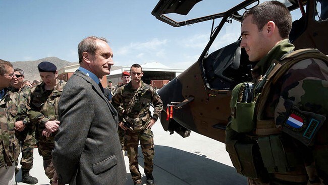 Frankrikes forsvarsminister Gérard Longuet (foran t.v) møter franske styrker i Kabul (Foto: SEBASTIEN LAFARGUE / ECPAD/Afp) Frankrikes forsvarsminister Gérard Longuet (foran t.v) møter franske styrker i Kabul (Foto: SEBASTIEN LAFARGUE / ECPAD/Afp)