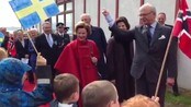 Svenskekongen ga Andreas (7) skryt for flagg - Andreas på 7 år frå kanebogen skole fekk skryt av svenske kong Carl gustaf for å stille med svensk flagg då fire majestetar og eit stort følge kom til stangnes skole i dag.